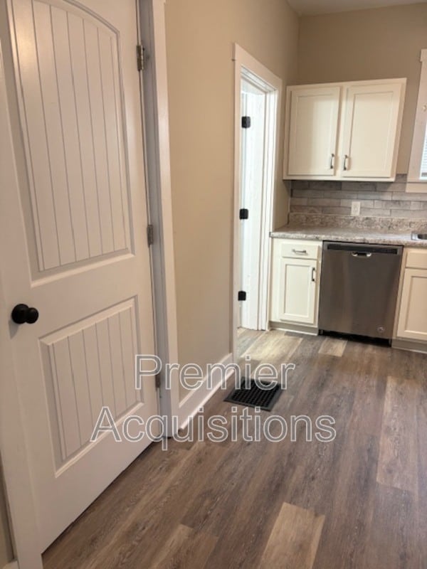 Building Photo - 404 E 8th St