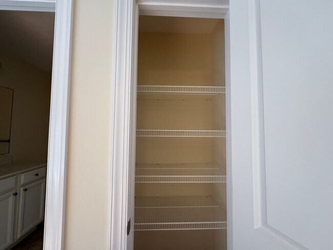 Building Photo - Beautiful Townhome in Spring Oaks!