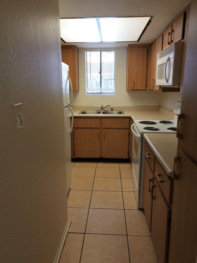 Building Photo - GATED COMMUNITY IN TEMPE!