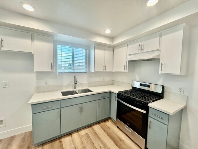 Building Photo - NewB La T 8418