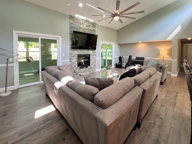 Building Photo - 3BR/2BA POOL HOME in SW Gainesville - avai...
