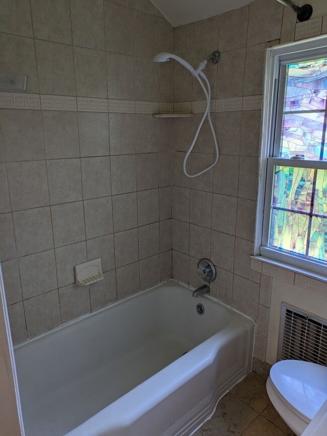 Building Photo - 3bd/1ba Cottage on private street with a s...