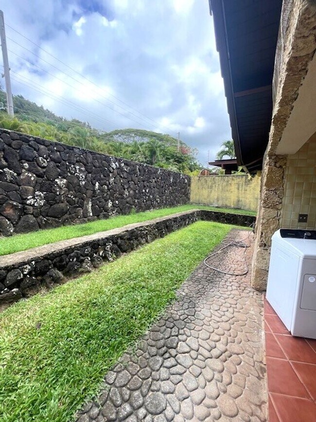 Building Photo - Gorgeous 2 Bedroom / 1 Bath in Waikane
