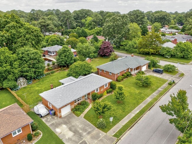 Building Photo - 3 Bedroom, Meticulously Maintained Updated...