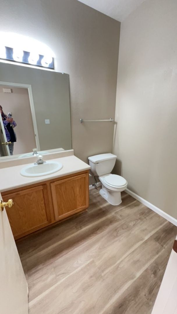 Building Photo - Beautiful 4 Bedroom 2.5 Bath home in the Vista Del Norte Subdivision