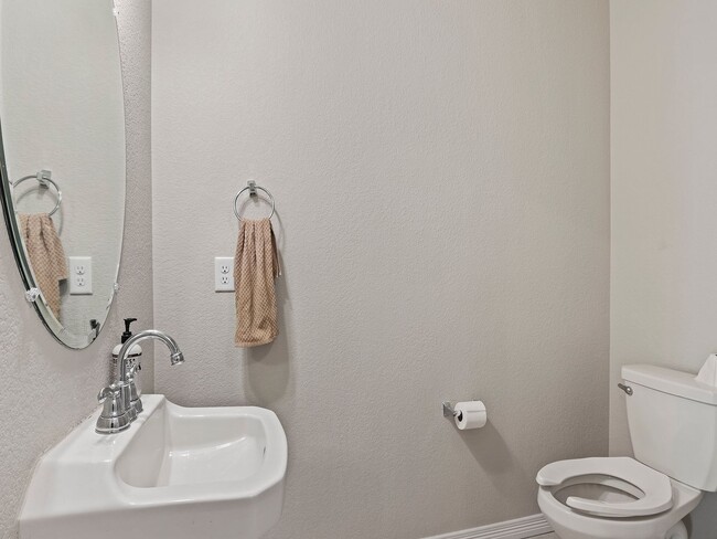 Building Photo - Beautiful 3 Bed, 3 1/2 Bath Townhome in We...