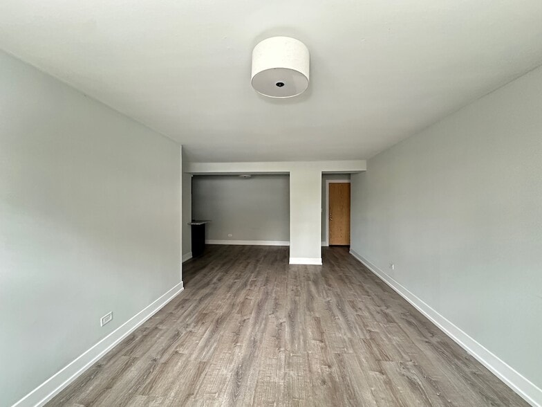 Building Photo - 450 W Barry Ave