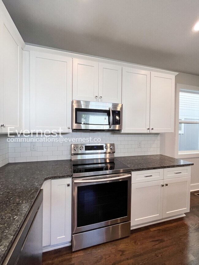 Building Photo - 3-Bed/3-Bath Home/Available Now!