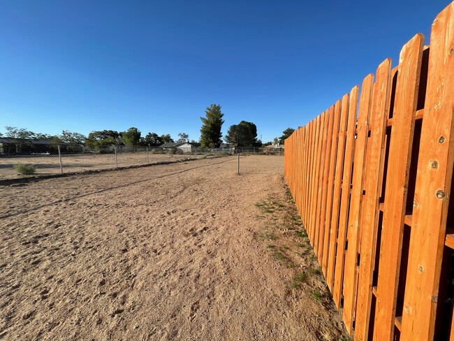 Building Photo - Beautiful Hesperia Starter Home, 2 Bedroom...