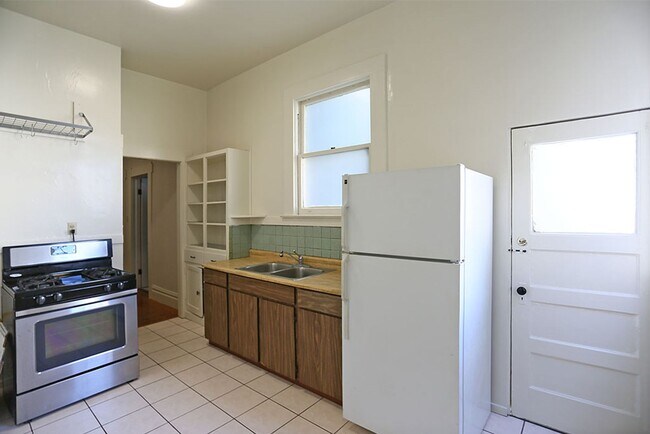 Building Photo - 614 10th Ave