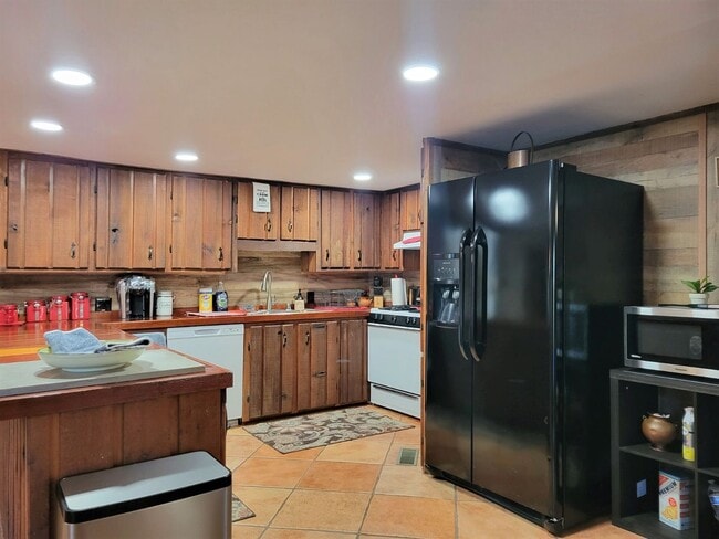 Building Photo - 308-310 Brady Canyon Rd