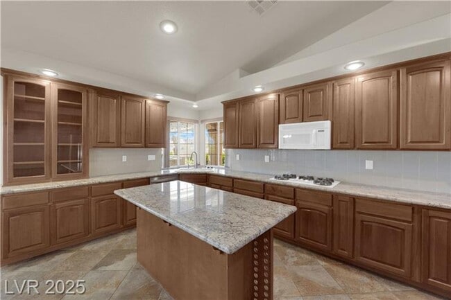 Building Photo - 1.2 Acres with Indoor & Outdoor RV Parking!!!!