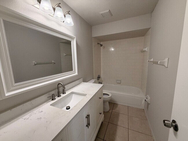 Building Photo - 2/2 Bedroom house with 1 car garage and fenced yard.