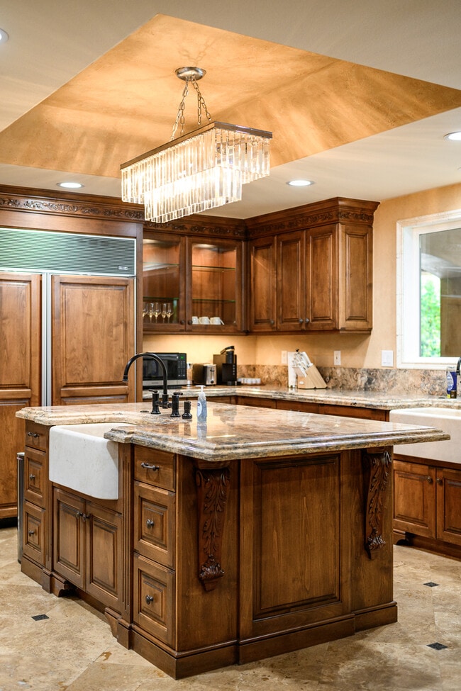 Building Photo - Elegant 5BR Furnished Estate with Pool & G...
