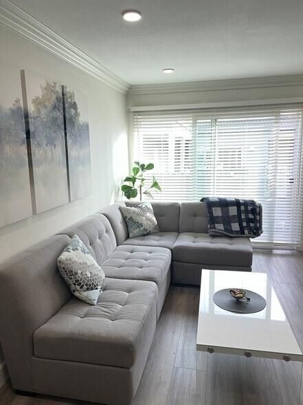 Building Photo - 355 N Maple St