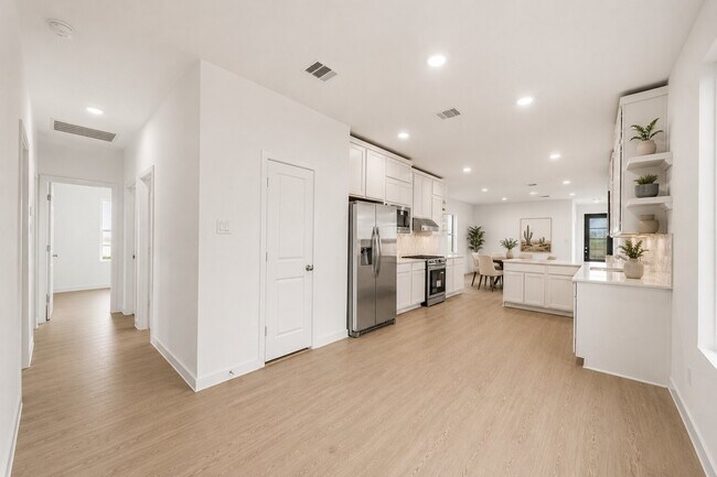 Building Photo - 27439 Sunterra Village Dr