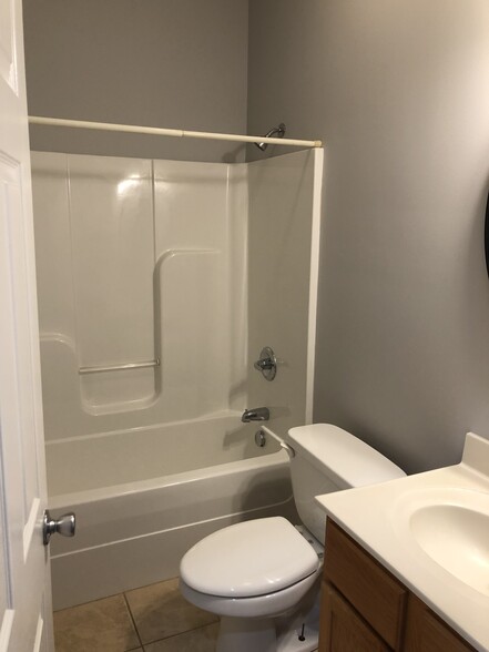 Full Bathroom - 112 Willowfield Ln