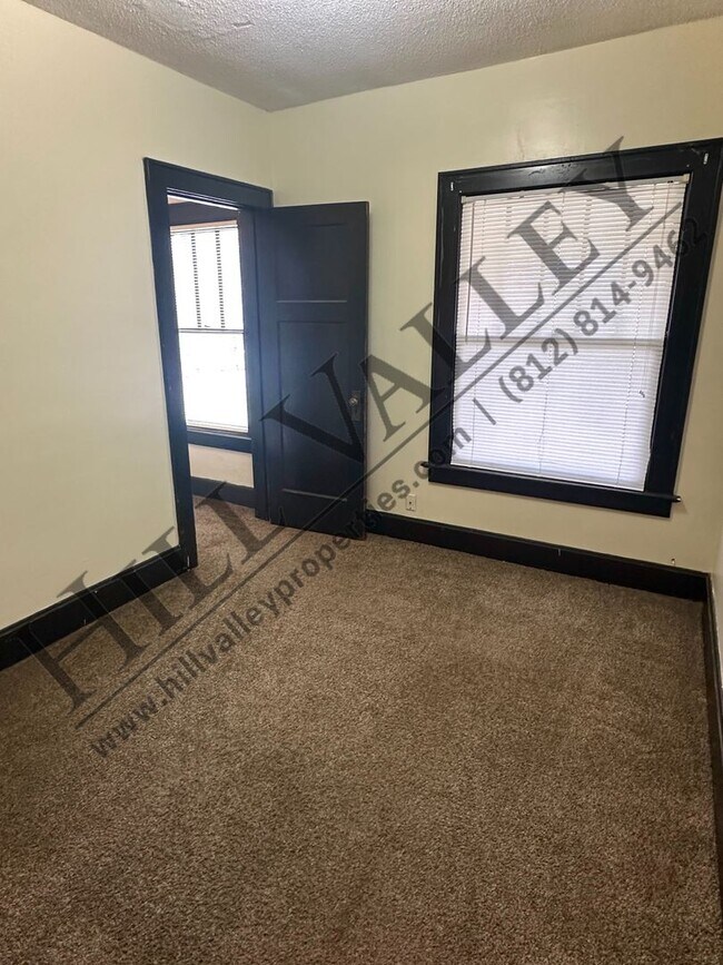 Building Photo - Two Bedroom Upper - All Utilities Paid