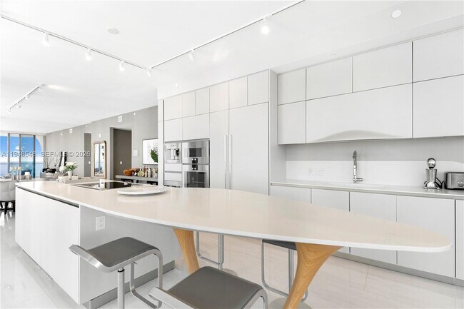 Building Photo - 16901 Collins Ave