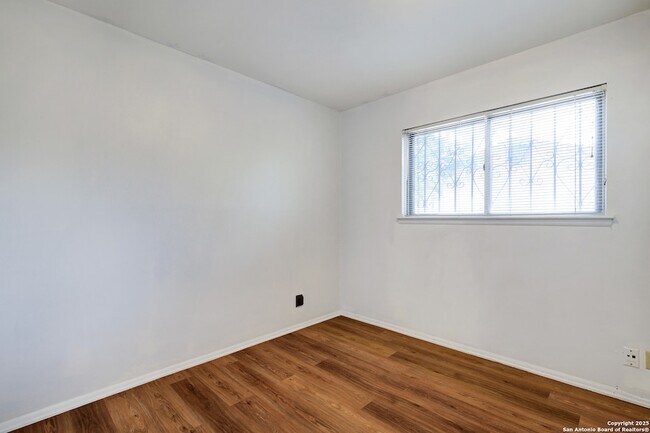 Building Photo - 166 Meadow Trail Dr