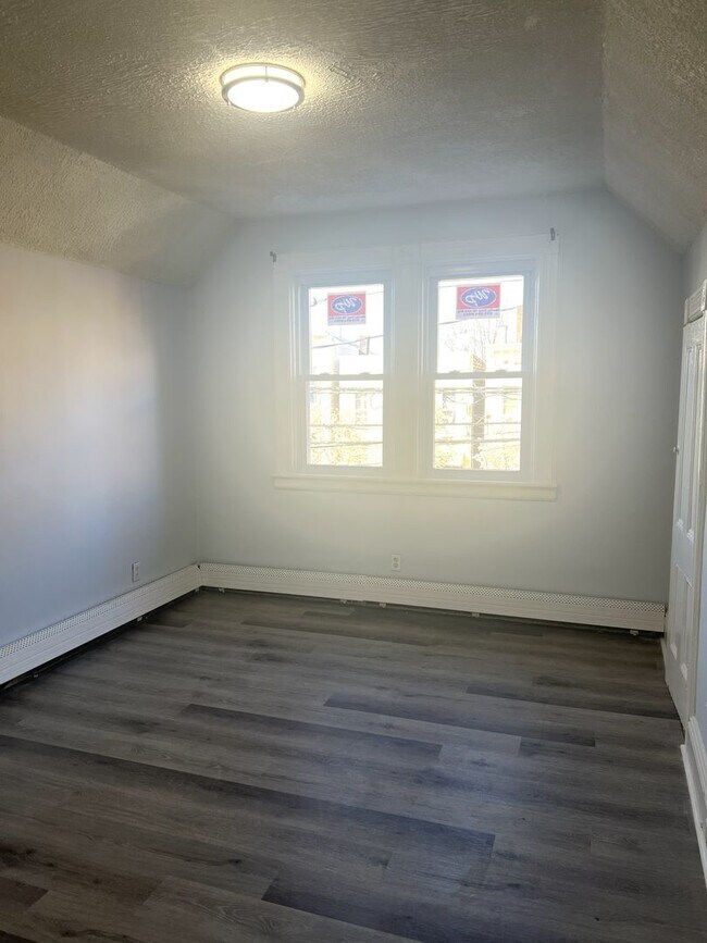 Building Photo - 705 22nd St