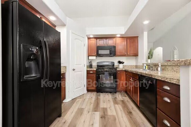 Building Photo - 879 N Traquair Pl