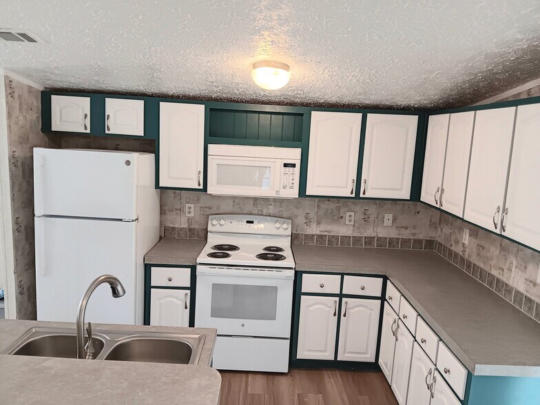 Building Photo - 5540 Rainbow Dr