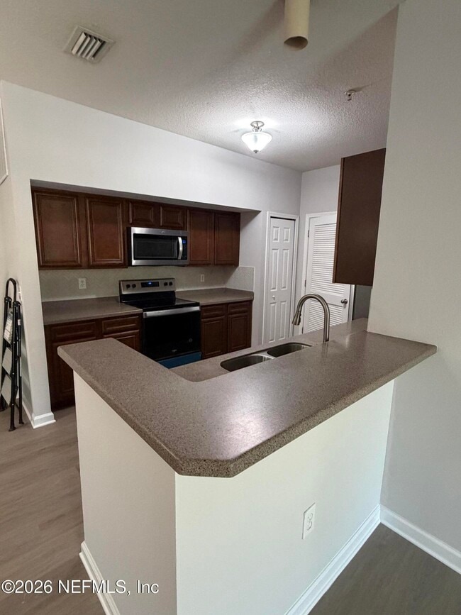 Building Photo - 8201 Green Parrot Rd