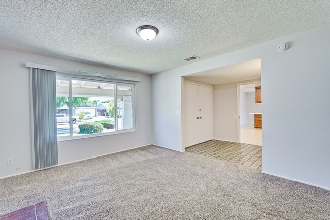 Building Photo - Spacious 3 Bedroom 2 Bath Home with 2 Car Garage and Central Air Conditioning
