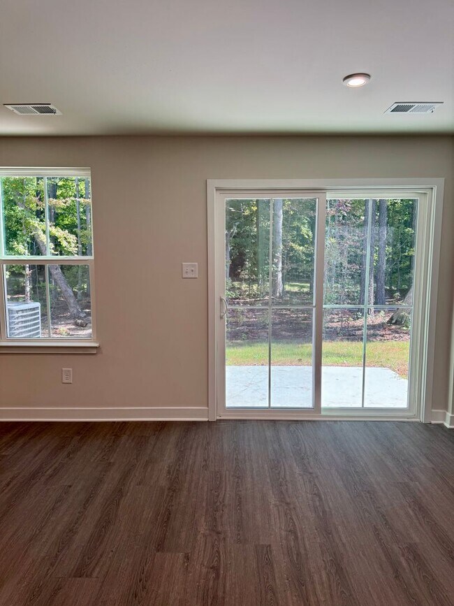 Building Photo - 3 Bedroom Townhouse w/garage located in Po...