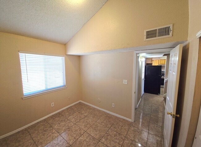 Building Photo - 10493 Kirkland St