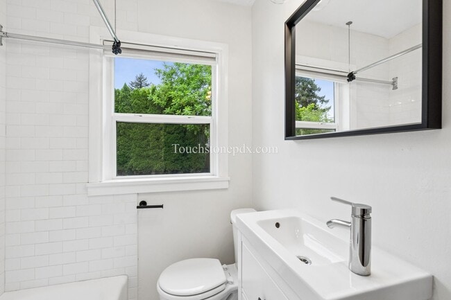 Building Photo - Updated NE Portland Home w/Fenced Yard and Upgrades!