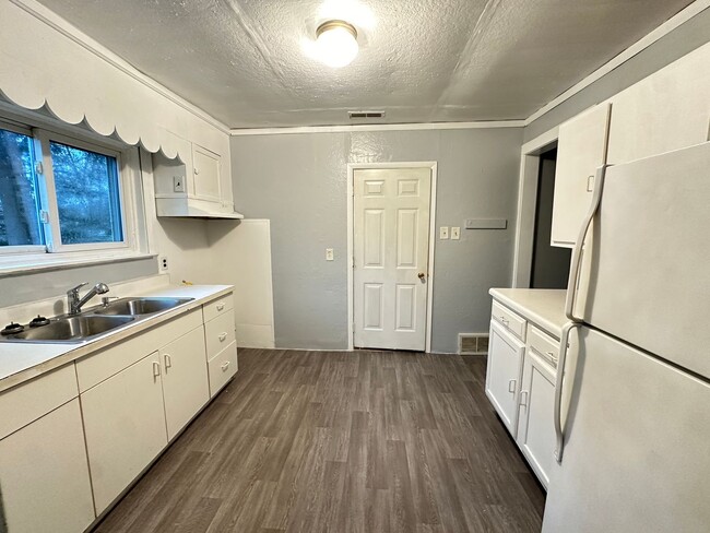 Building Photo - Move-In Special FREE DECEMBER 2024 Rent- C...