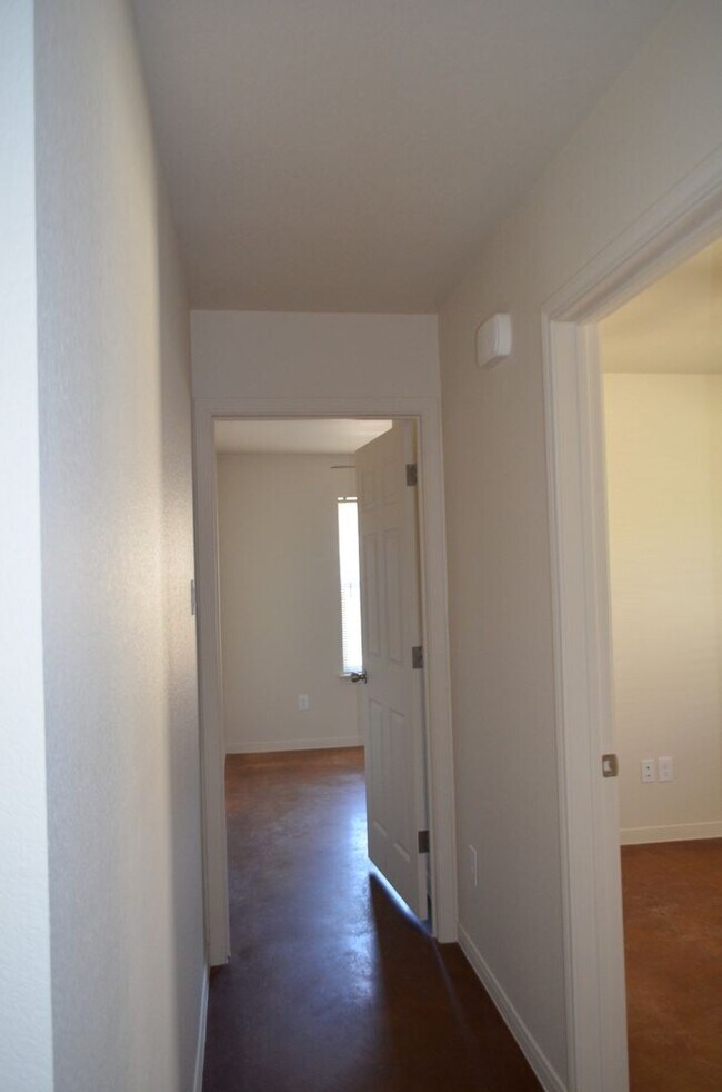 Building Photo - 806 N 3rd St