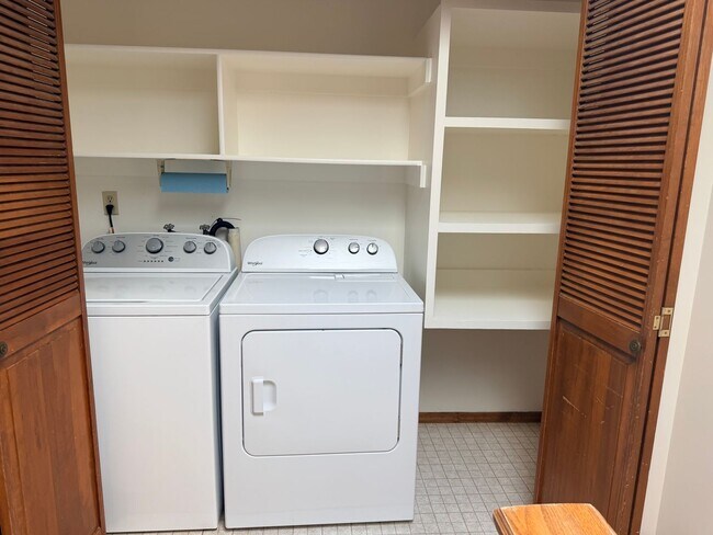Building Photo - Recently updated unit Near Montana State!