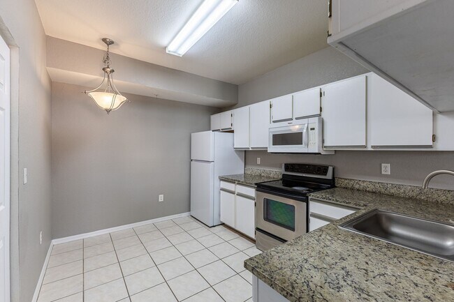 Building Photo - 6330 Aragon Way
