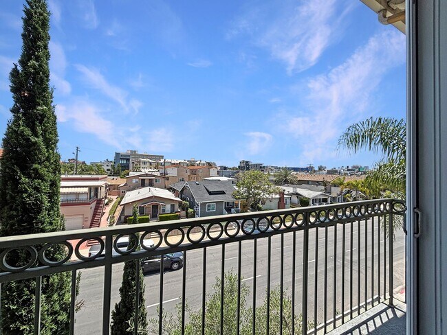 Building Photo - Updated 2B/2BA Condo in Hillcrest W/ Parki...