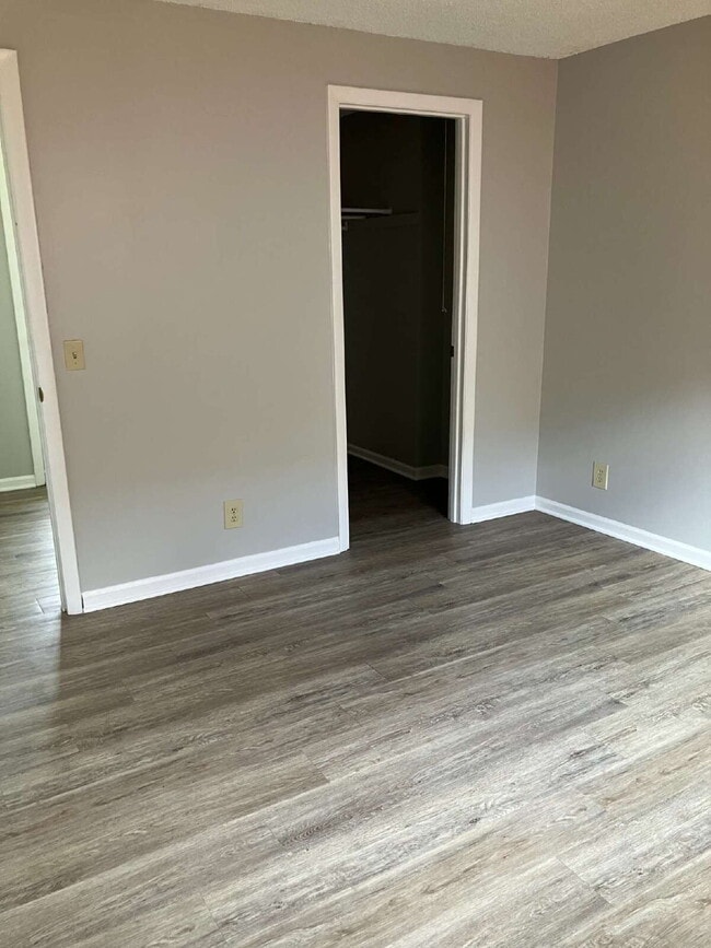 Building Photo - Available May 1!  Spacious 3 BR, 1.5 Bath in East Rochester