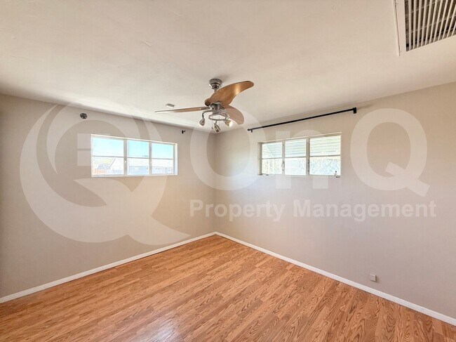 Building Photo - 2127 W San Miguel Ave