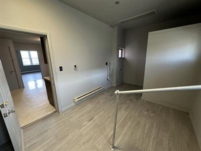 Building Photo - AVAILABLE FOR SHOWING NOW!!! 2BR/1BA  W/ Laundry Hook-Up!