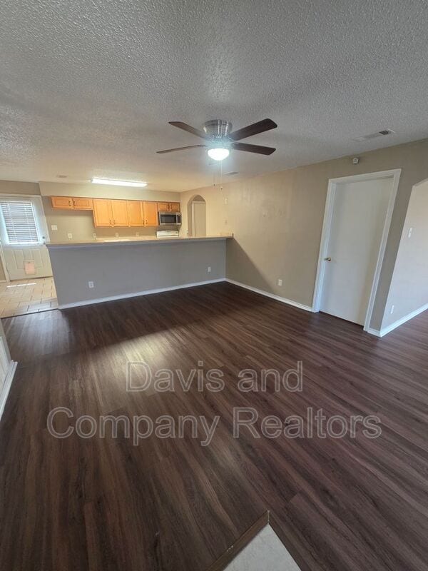 Building Photo - 707 Devonian Dr