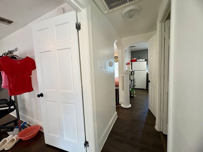 Building Photo - 2 Bedroom 1 Bathroom in Lebanon!