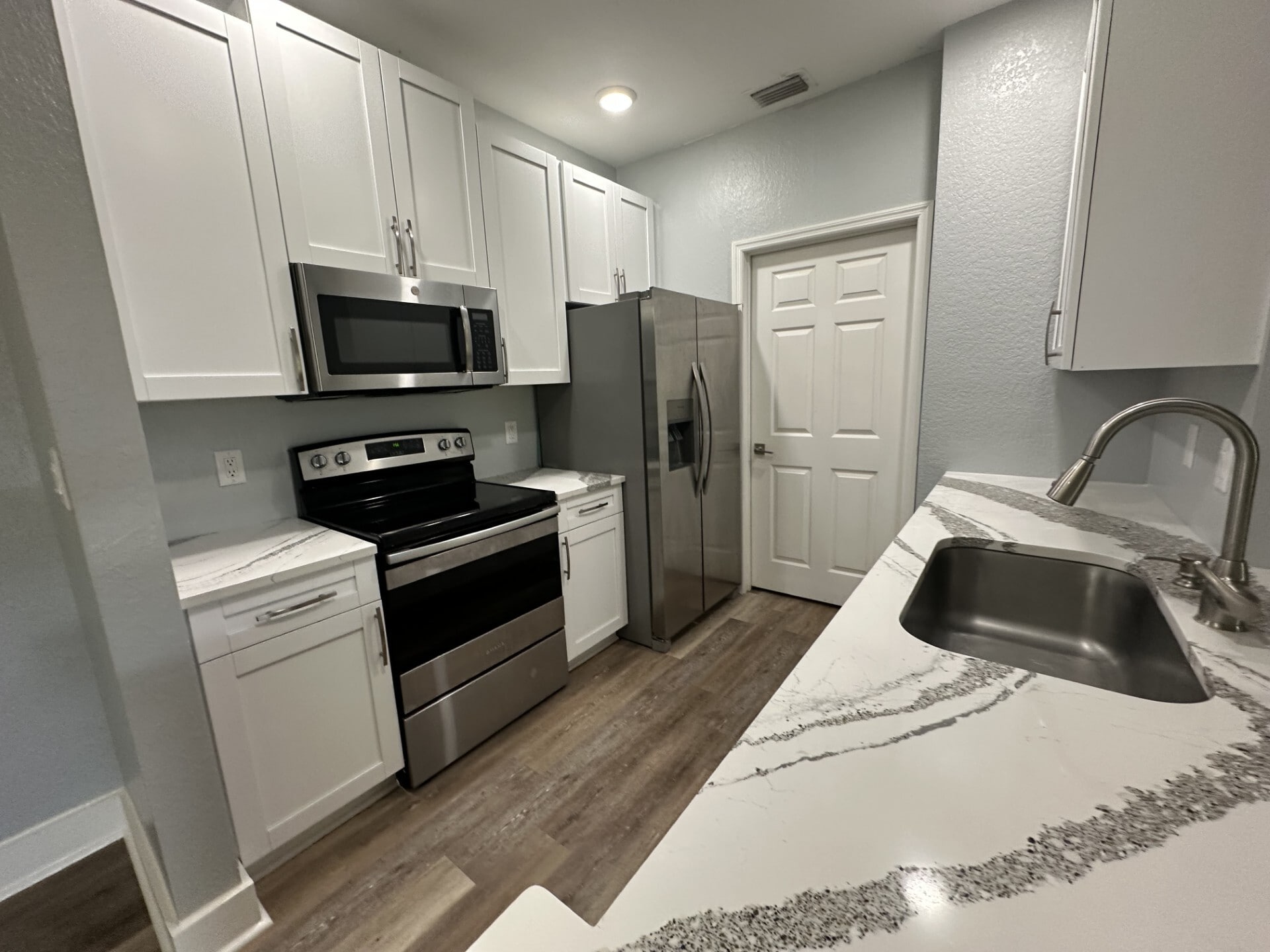 Building Photo - 10123 Courtney Palms Blvd