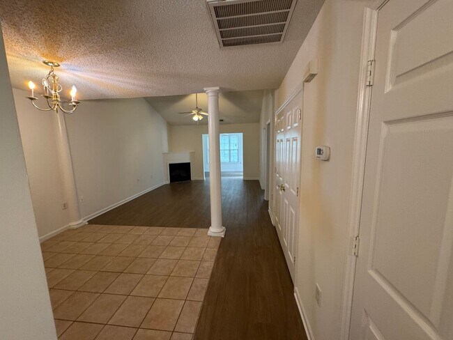 Building Photo - 11371 Clubhaven Pl