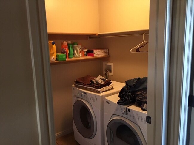 Building Photo - Roomy townhome