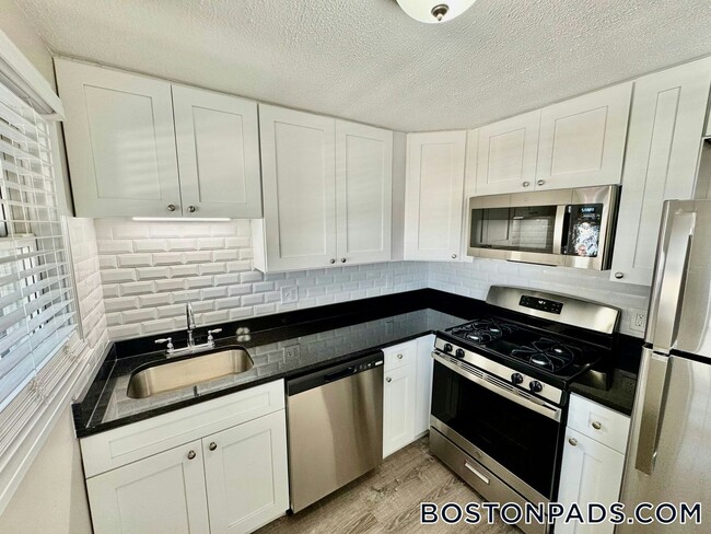 Building Photo - 113 Shawomet Ave