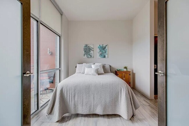 Building Photo - 1 Bed/1 Bath Condo at 5th and Main, Assigned Parking, Washer/Dryer/Covered Balcony