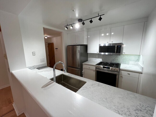 Building Photo - Modern Condo in the heart of North Beach