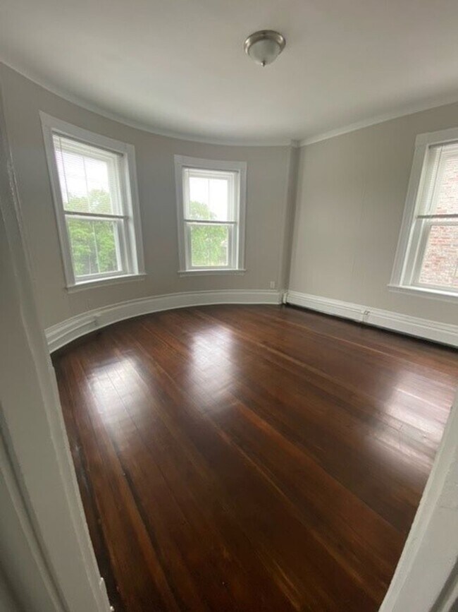 Building Photo - Renovated 4 bedroom unit with easy access!
