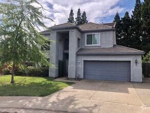 Building Photo - Spacious and beautiful 3 bedroom 2.5 bath ...